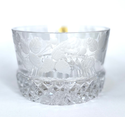 Tarjoiluastia kristallia