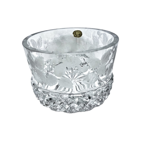 Tarjoiluastia kristallia