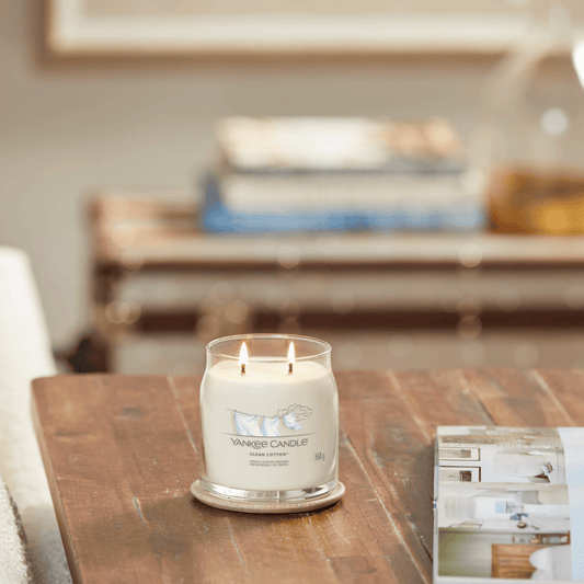 Yankee Candle Clean Cotton Signature – Medium Jar Tuoksukynttilä